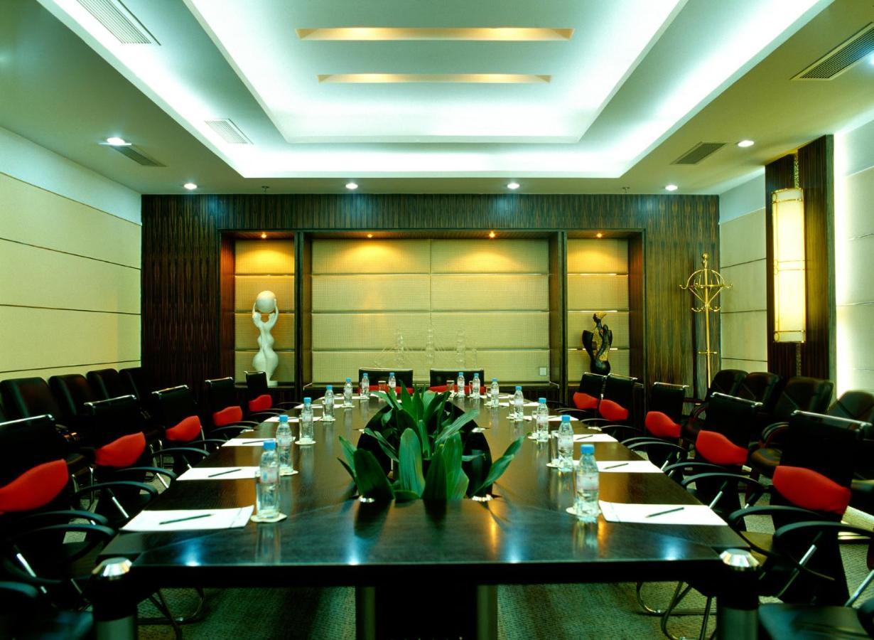 Royal International Hotel Урумчи Экстерьер фото